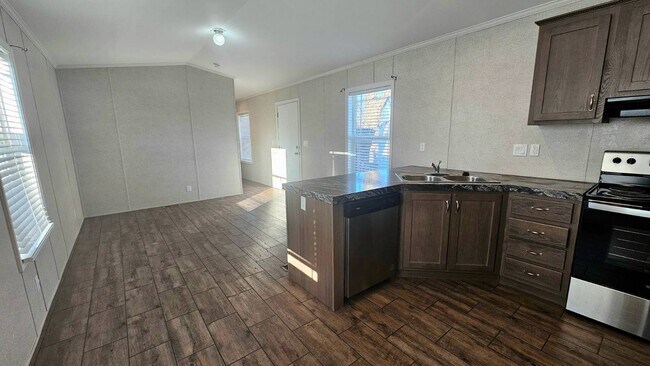 Building Photo - 2233 E Maywood St