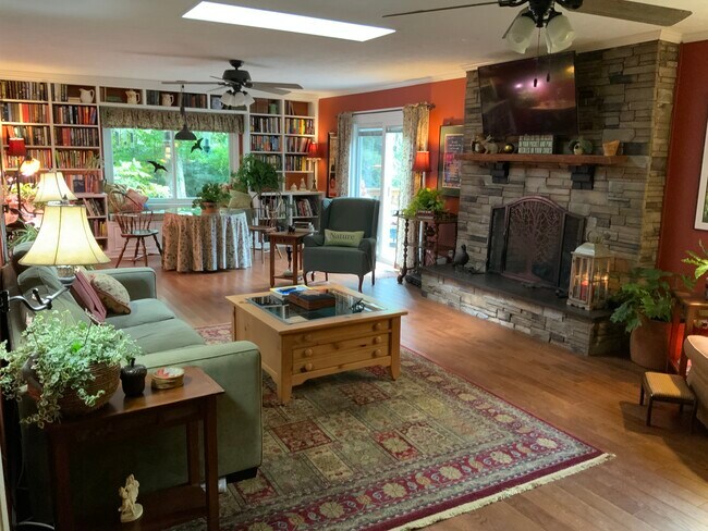 Sala de estar - 123 Nob Hill Rd