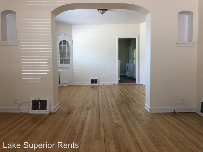 Building Photo - 3 br, 1.5 bath Room For Rent - 1132 E 3rd St