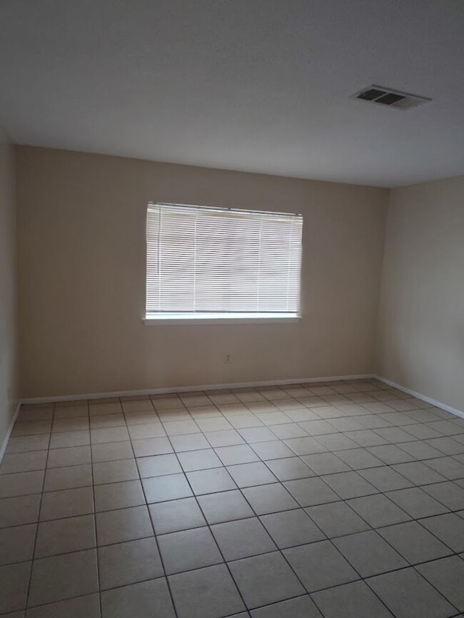Building Photo - 3310-3320Kabel