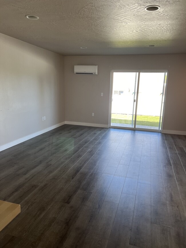 sala de estar - 1959 N Travis Ln