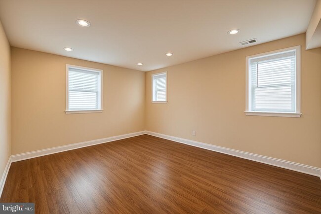 Foto del edificio - 7822 Grassy Garth