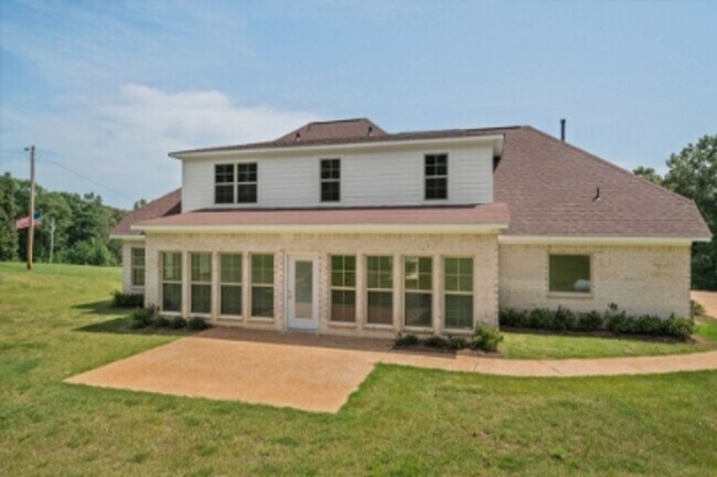 Foto del edificio - Spacious 4-Bedroom Home in Byhalia - Modern Living in a Tranquil Community!