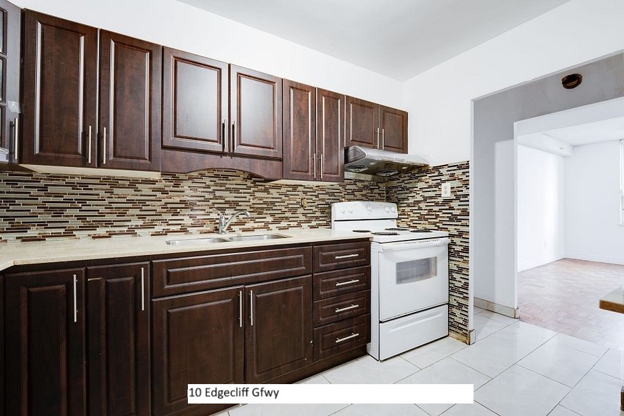 Updated kitchen - 10 Edgecliff Golfway