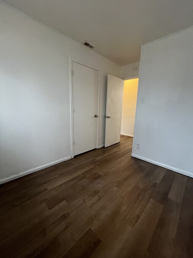 Building Photo - 111 St Thomas Ln