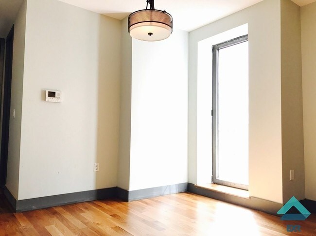 Foto del edificio - 996 Willoughby Ave