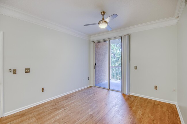 Building Photo - 2206 Myrtlewood Cir E