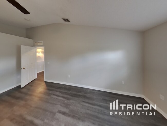 Building Photo - 3289 Montano Ave