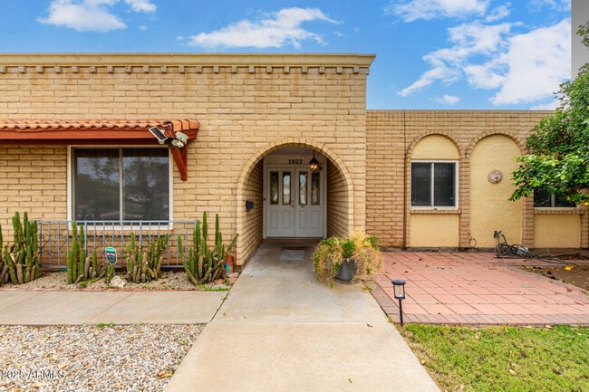 Building Photo - 1923 E Gemini Dr