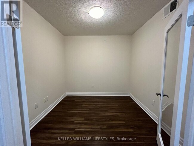 Photo du bâtiment - 89 Ridout St S