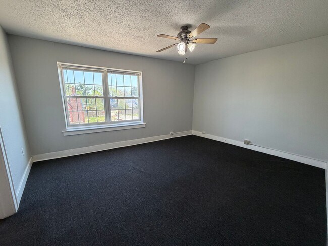 Foto del edificio - Spacious 1-Bedroom with Flexible Bonus Space Near Downtown Akron