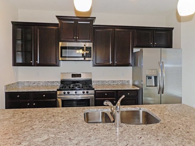Building Photo - Pet Friendly 3 Story Townhouse with Garage