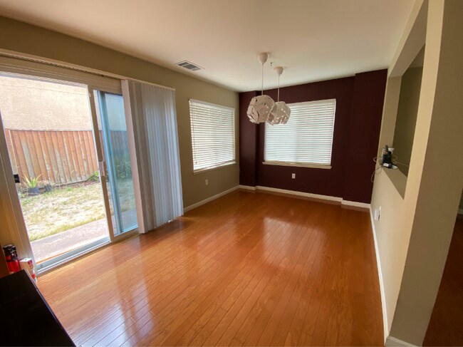 Building Photo - 1605 Daisy Ct
