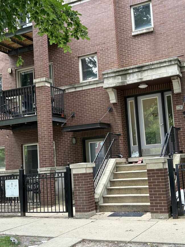 Foto del edificio - 1226 S Blue Island Ave