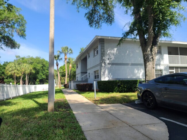 Foto del edificio - 580 Fairways Ln