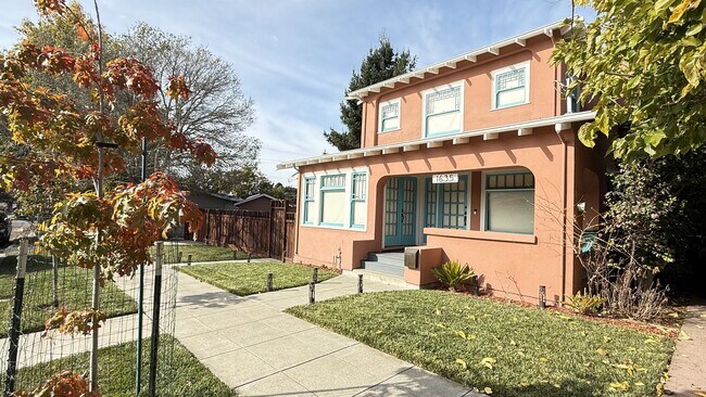 Building Photo - Charming Thousand Oaks Craftsman With Encl...