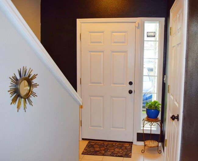 Entry - 7414 NE Shaleen St