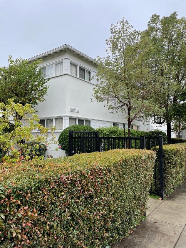 Foto principal - 12558-12606 Oxnard St