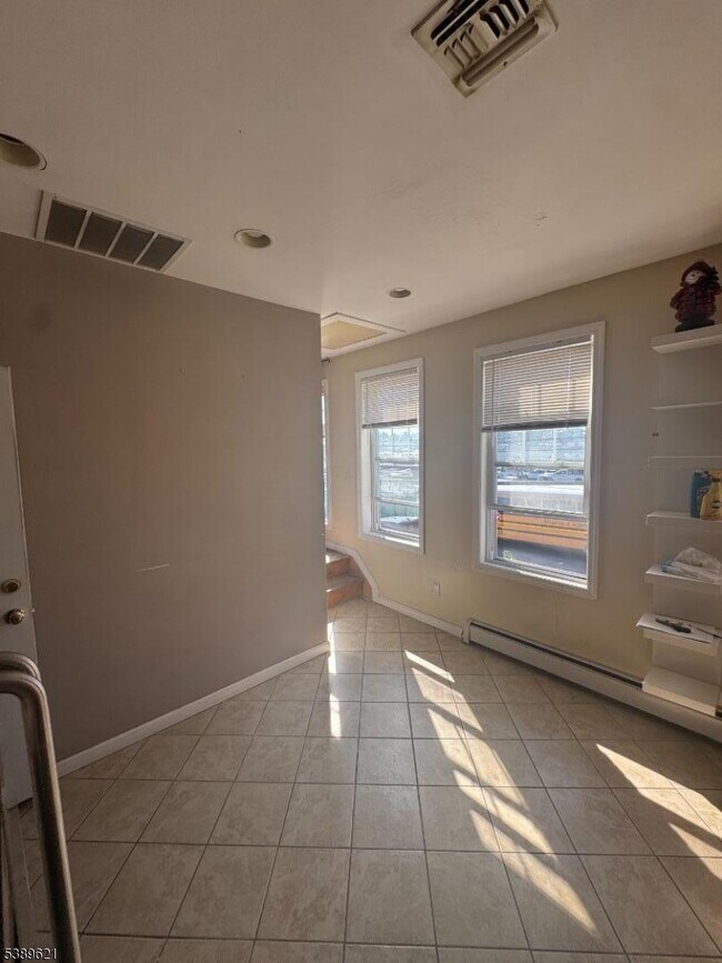 Foto del edificio - 92 Greylock Ave