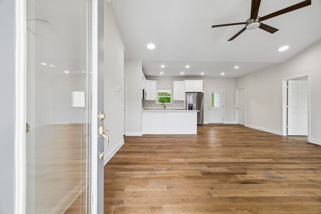 Building Photo - 553 Skyview Dr