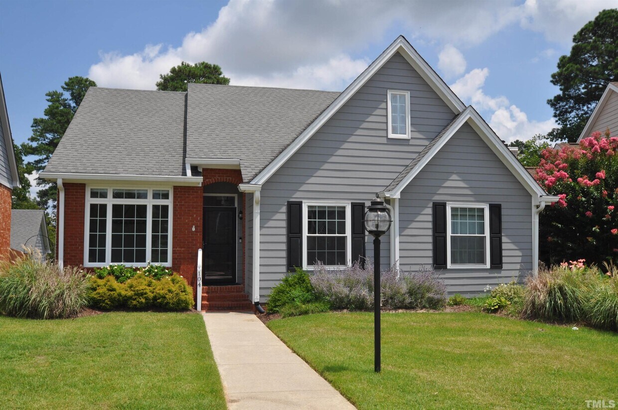 Primary Photo - 104 Crestpoint Ct