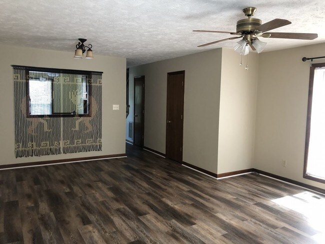 Building Photo - Move-in ready