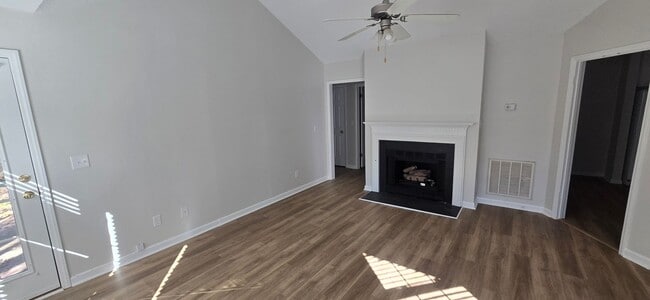 Foto del edificio - Great clean one level condo convenient to ...