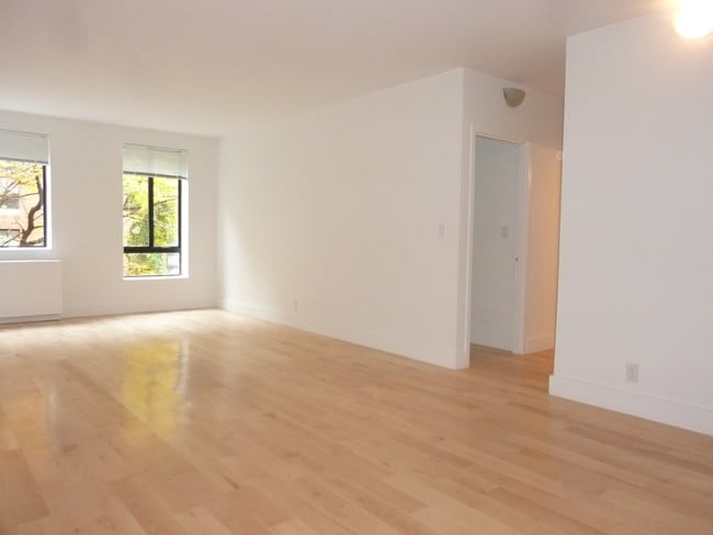 Building Photo - 400 W 53rd St
