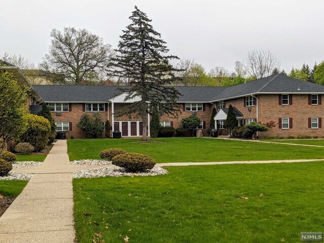 Building Photo - 213 N Maple Ave