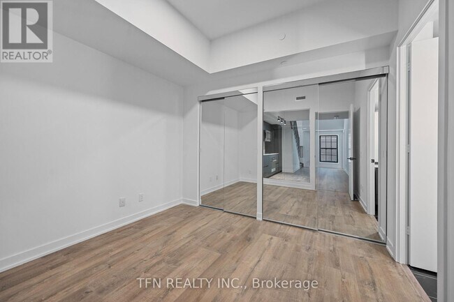 Building Photo - 327-327 King St W