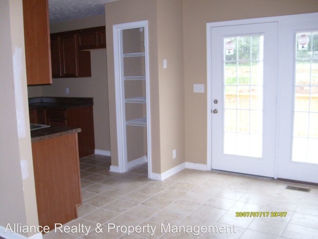 Building Photo - 500 Fox Trot Dr