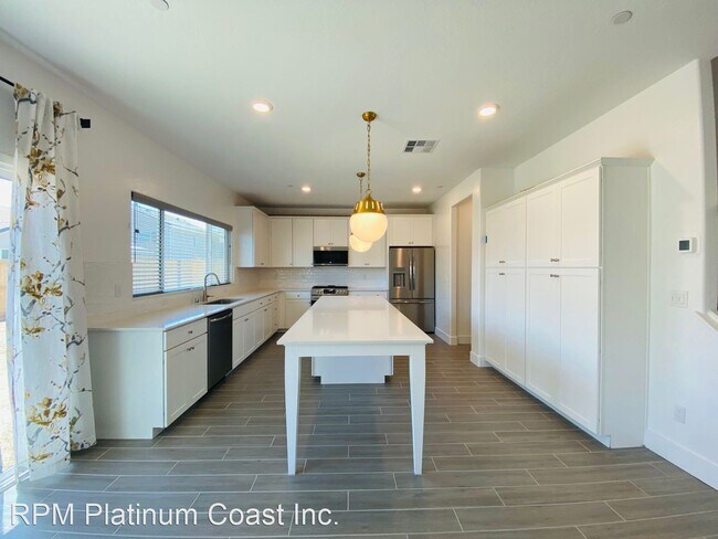Foto del edificio - 4 br, 2.5 bath House - 978 Lester Ave.