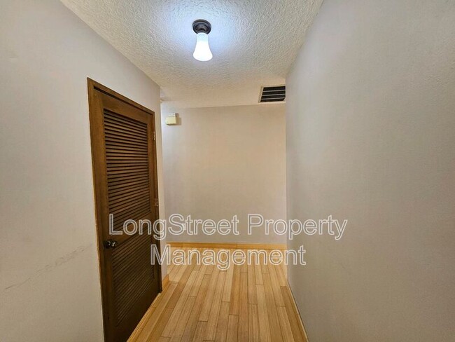 Building Photo - 12612 NE Prescott Dr