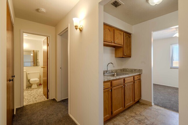 Park Tower 2BD 1BA - Sala - AIY Lakewood Area Apartments