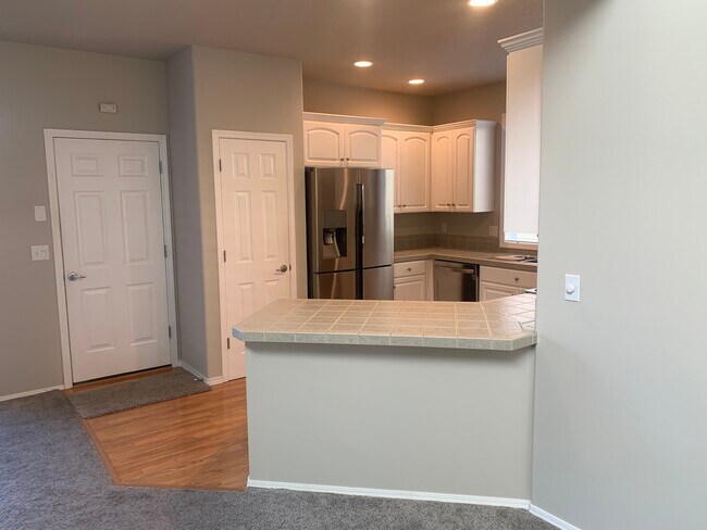 Building Photo - Gorgeous Grand Oaks Home across from the P...
