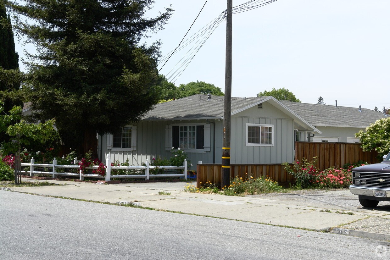 Building Photo - 909-911 15th Ave