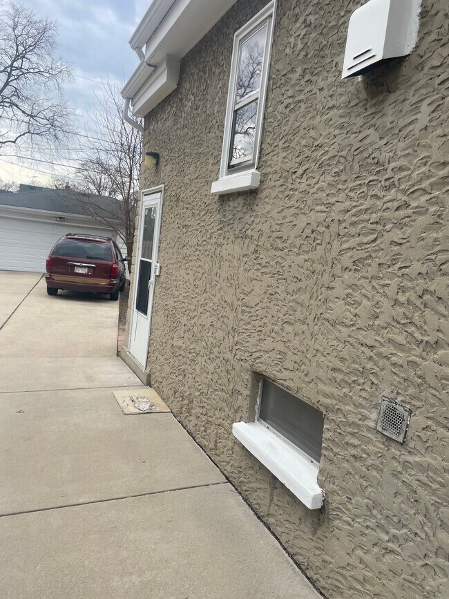 Building Photo - 133 S 76th St