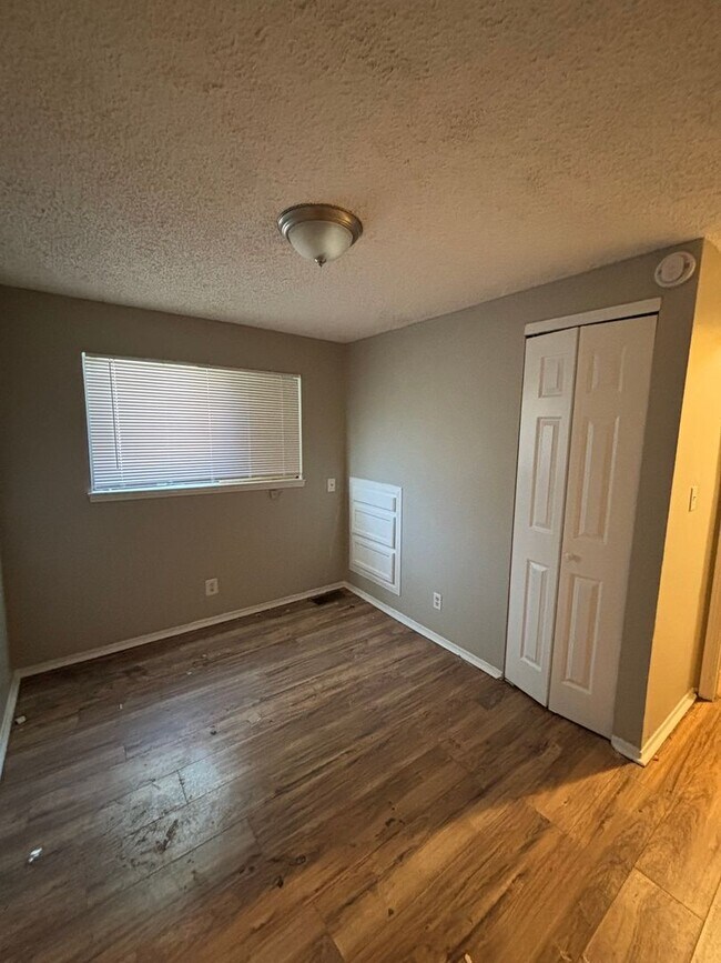 Foto del edificio - Commerce City Duplex available NOW!