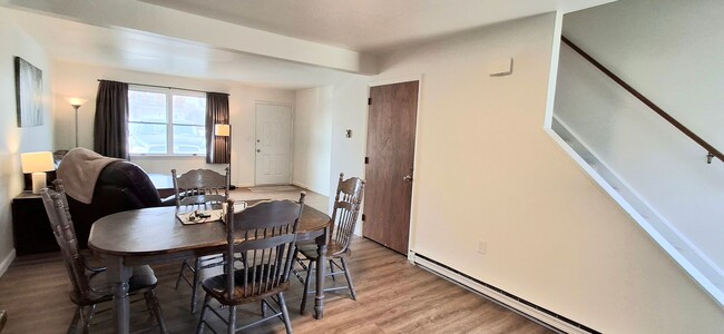 Building Photo - Newly Redone 2 Bed/1 Bath Apartment in Eli...