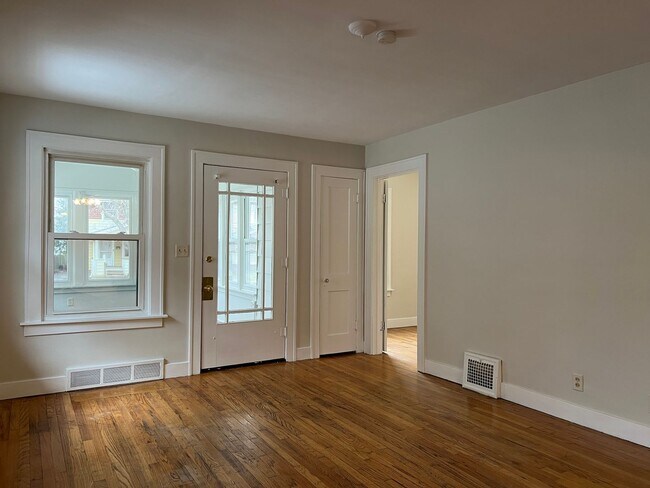 Building Photo - Charming 3-BDR 1.5-BTH House with Brand Ne...