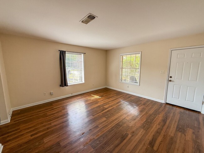 Foto del edificio - 2 Bedroom 1 Bath Duplex for Rent in Pensac...