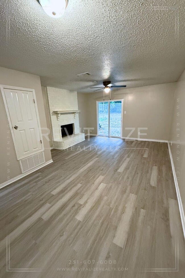 Building Photo - 1/2 Deposit! Renovated 2 Bedroom/1.5 Bathr...