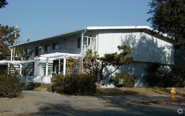 Building Photo - 105 Roundtable Dr