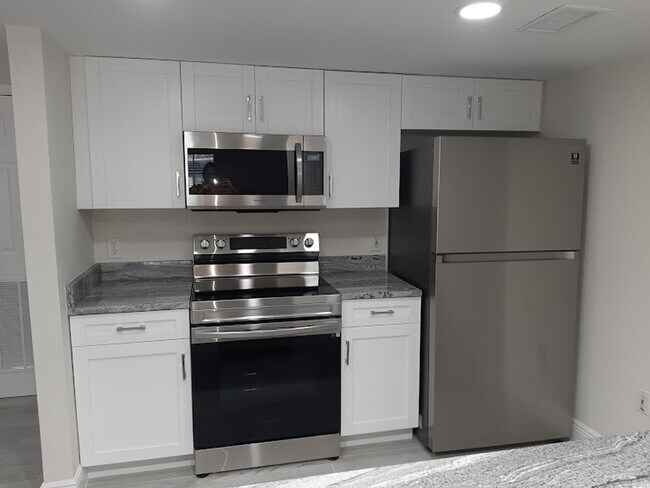 Foto del edificio - 1769 Four Mile Cove Pkwy