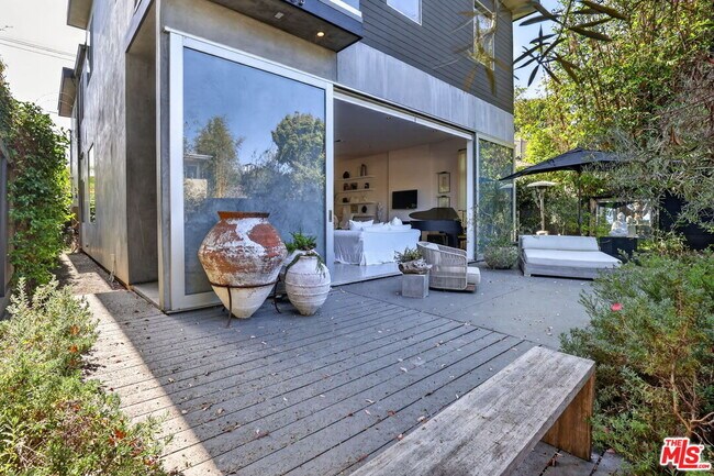 Foto del edificio - 2425 Clement Ave
