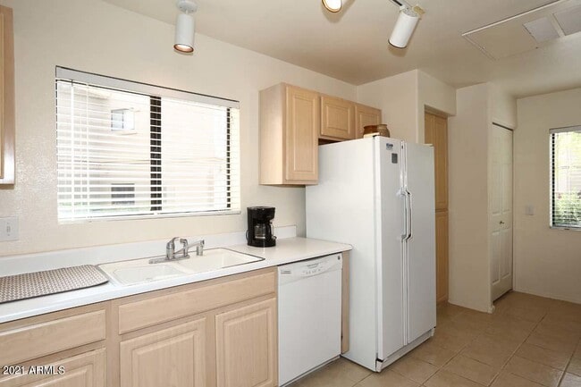 Building Photo - 15380 N 100th St