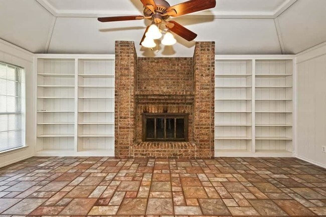 Building Photo - 1607 Mayflower Dr