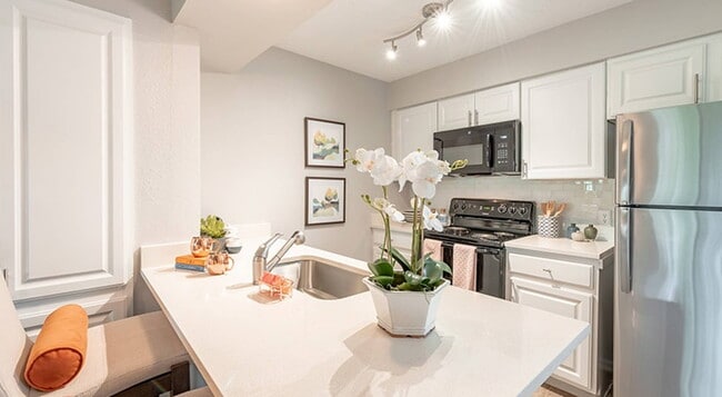 Building Photo - 3517 N Hills Dr