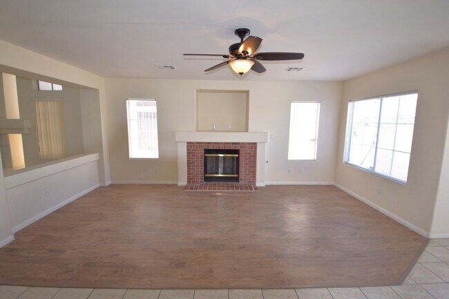 Building Photo - 2554 Claridge Ave