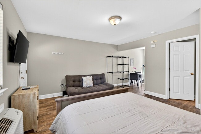 Building Photo - Furnished Studio - Accept TDY